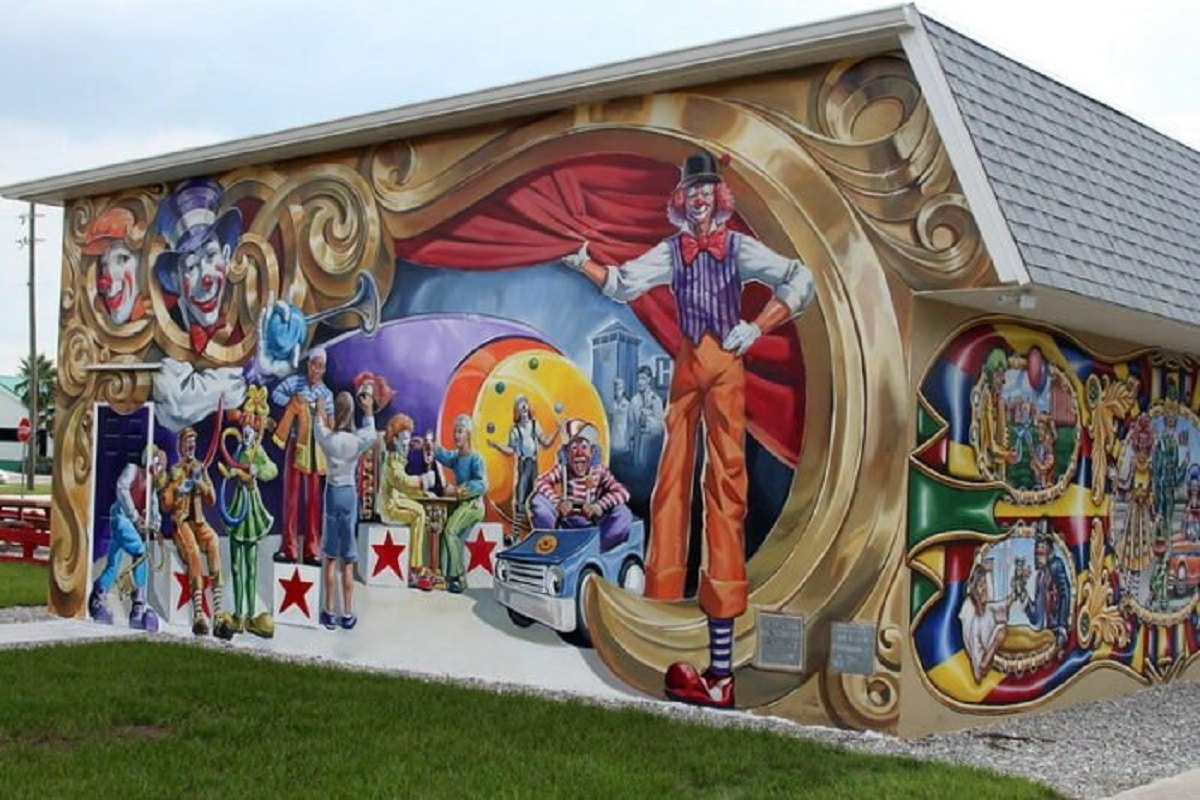 mural of clowsn